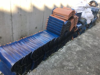 キレイに並べられた新しく葺く瓦