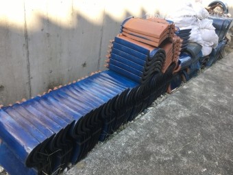 キレイに並べられた新しく葺く瓦