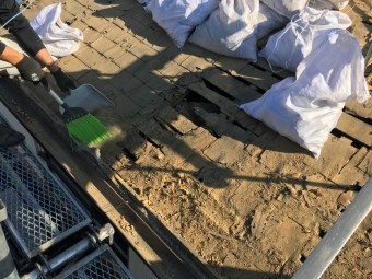 瓦の下の土を掃除し土嚢に入れて撤去する