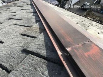 劣化し釘の出た棟板金