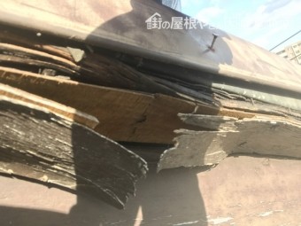 既存破風板の下地が捲れている