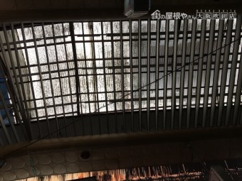 劣化の進んだ商店街アーケード