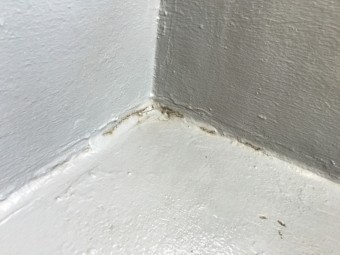 防水塗装の剥げたベランダバルコニー