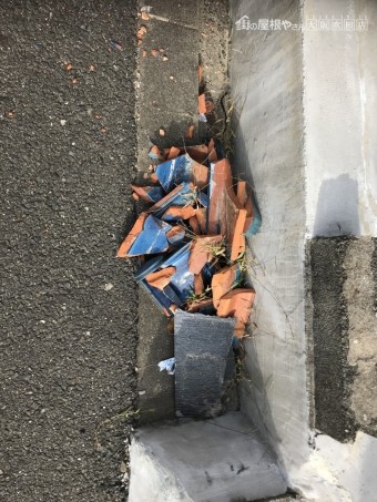 台風により吹き飛ばされ落下した瓦