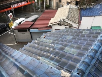 台風の強風でゆがんだ瓦屋根
