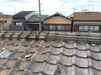 歪みや破損や漆喰剥がれが見られる瓦屋根