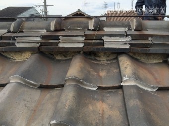 歪みや破損や漆喰剥がれが見られる瓦屋根