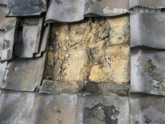 歪みや破損や漆喰剥がれが見られる瓦屋根