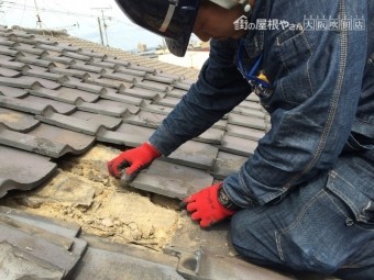 歪みや破損や漆喰剥がれが見られる瓦屋根