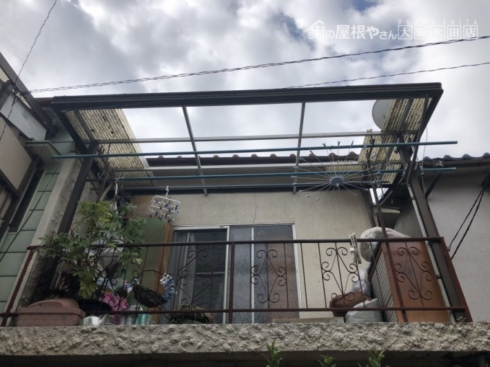 強風ではずれた2階ベランダポリカ屋根