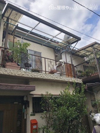 強風ではずれた2階ベランダポリカ屋根