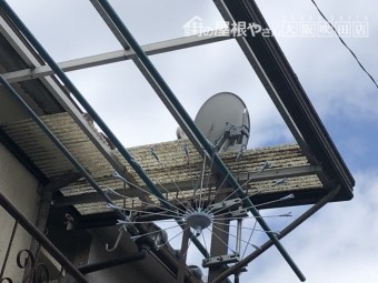 強風ではずれた2階ベランダポリカ屋根