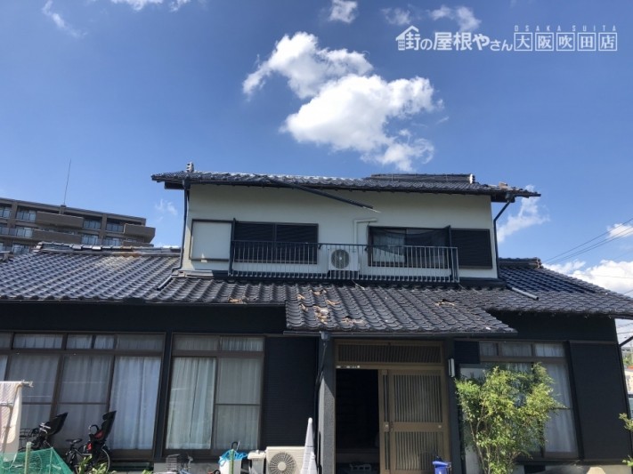玄関上の瓦の崩壊
