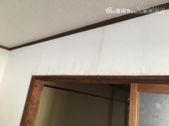 内壁雨漏りによるふくれと剥がれ
