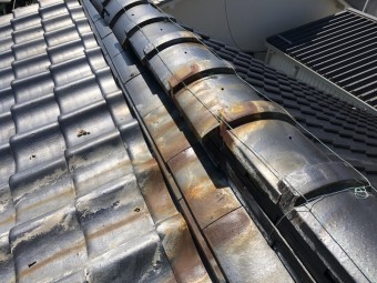 地震による大棟の崩れ