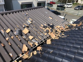 地震による瓦の崩れ