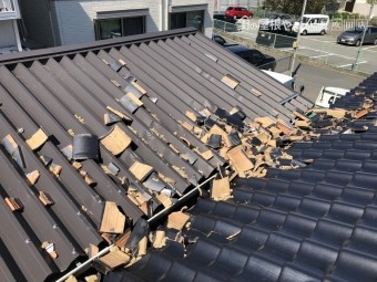 地震による瓦の崩れ