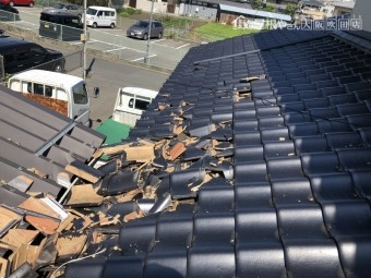 地震による瓦の崩れ