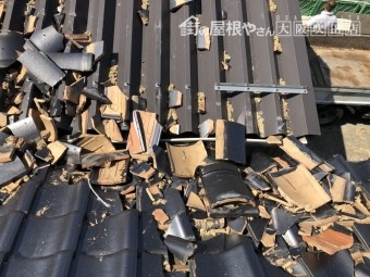 地震による瓦の崩れ
