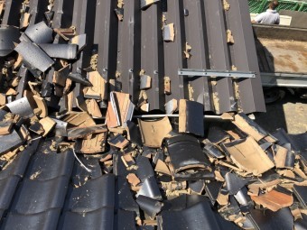 地震による瓦の崩れ