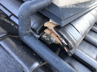 地震による瓦の崩れ