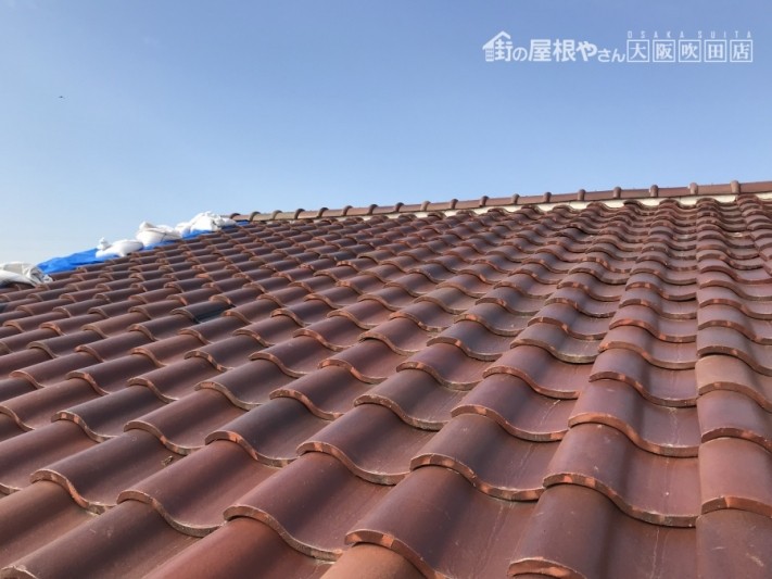 台風の強風でゆがんだ瓦屋根