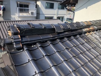 地震による大棟の崩れ