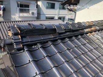 地震による大棟の崩れ