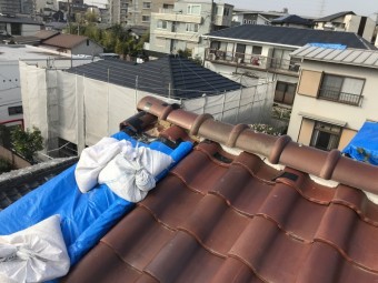 台風でくずれた屋根瓦をブルーシートでカバー