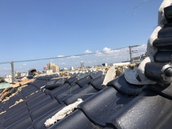 地震による大棟の崩れ