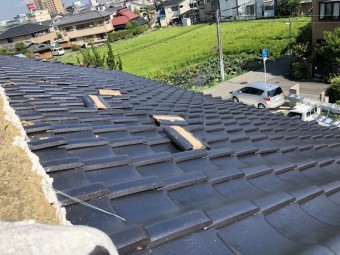 地震による瓦の崩れ