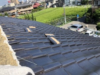 地震による瓦の崩れ