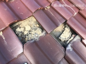 台風でめくれた屋根瓦