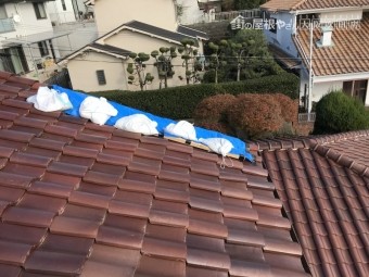 台風でくずれた屋根瓦をブルーシートでカバー
