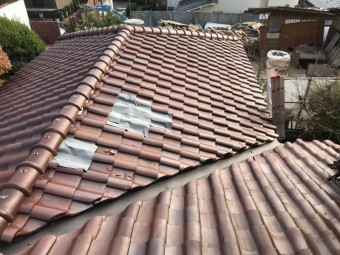 台風でめくれた屋根瓦