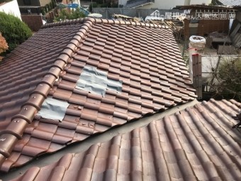 台風でめくれた屋根瓦