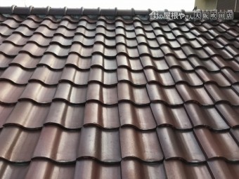 台風の強風でゆがんだ瓦屋根