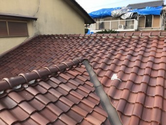 台風でめくれた屋根瓦