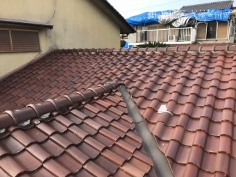 台風でめくれた屋根瓦