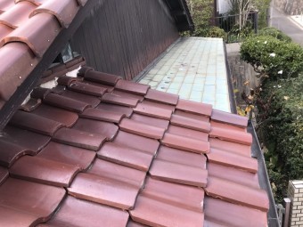台風でめくれた屋根瓦