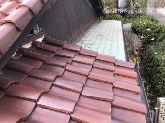台風でめくれた屋根瓦