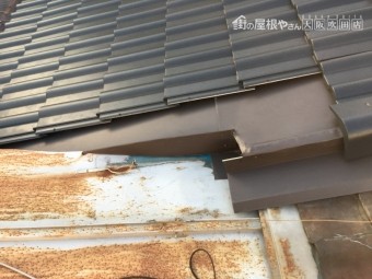劣化した金属屋根の取り合い