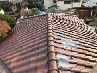 台風でめくれた屋根瓦