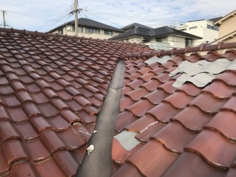 台風でめくれた屋根瓦