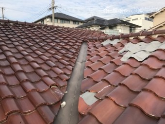 台風でめくれた屋根瓦