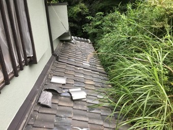 散乱した割れた瓦
