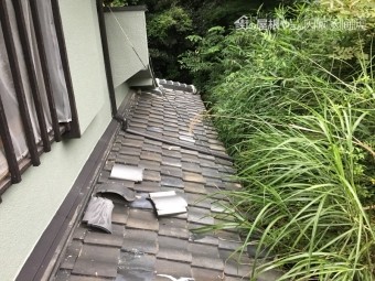 散乱した割れた瓦