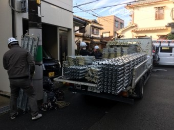 トラックに積まれた足場