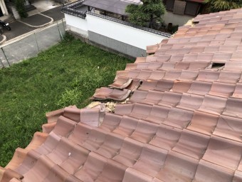 台風の被害を受けた屋根瓦