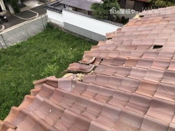 台風の被害を受けた屋根瓦